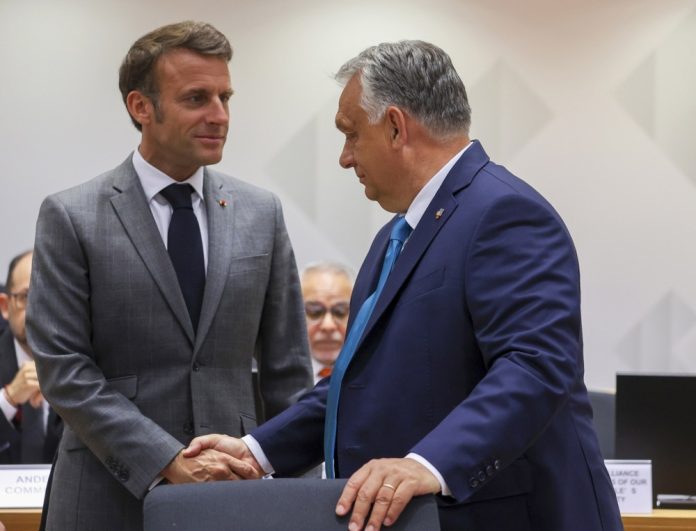 Prancūzijos prezidentas Emmanuelis Macronas su vengrų ministru pirmininku Viktoru Orbanu / EPA nuotr.