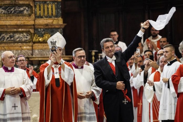 Arkivyskupas Domenico Battaglia su suskystėjusiu krauju / EPA nuotr.