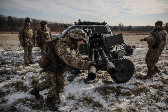 Ukrainos kariškiai demonstruoja priešlėktuvinį ginklą ZU-23-2 netoli Kijevo, Ukrainoje, lapkričio 30 d. / EPA nuotr.