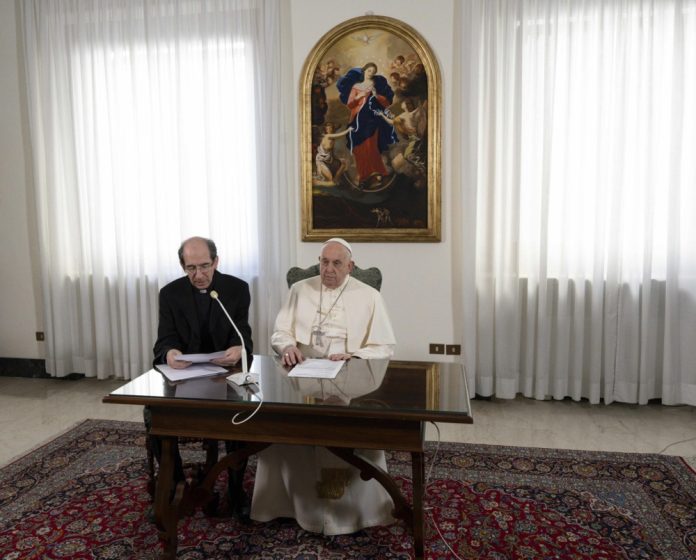 Monsinjoras Paolo Braida ir popiežius Pranciškus / EPA nuotr.