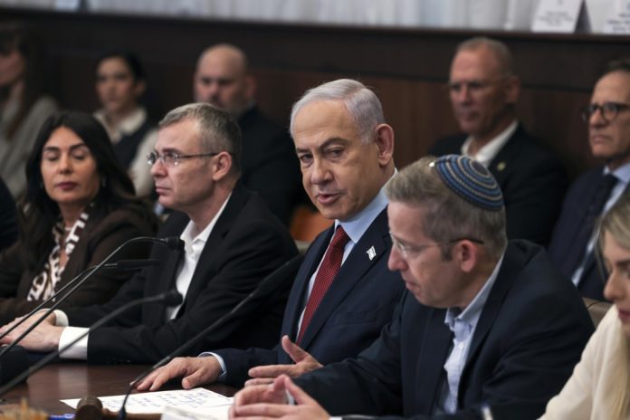 Izraelio ministras pirmininkas Benjaminas Netanyahu (antras iš kairės) / EPA nuotr.