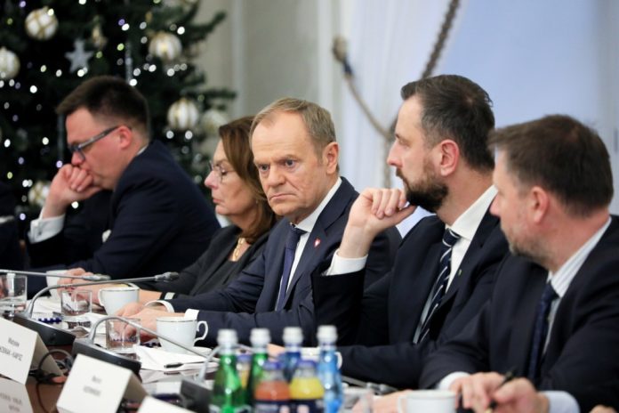 Lenkijos premjeras Donaldas Tuskas (centre) / EPA nuotr.