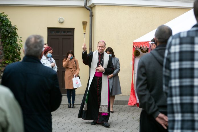 Carito Laikinųjų namų gimtadienio ir Pasaulinei benamystės dienos minėjimas / BNS nuotr.