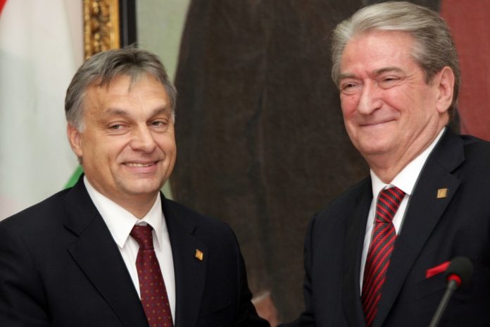 Buvęs Albanijos ministras pirmininkas ir opozicijos lyderis Sali Berisha (dešinėje) šalia Vengrijos ministro pirmininko Viktoro Orbano / EPA nuotr.