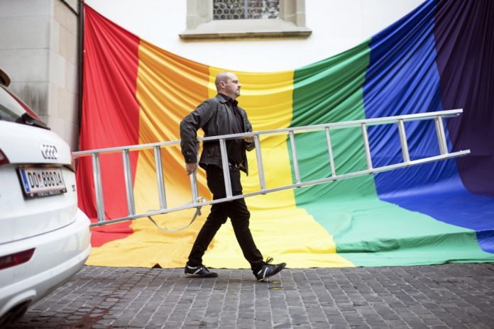 LGBT vėliava ant Chiuricho bažnyčios Šveicarijoje / EPA nuotr.
