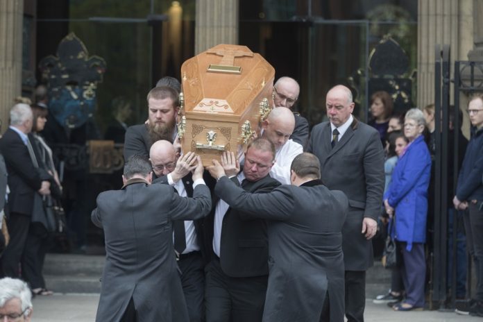 Arijos žurnalistės Lyros McKee laidotuvių apeigos Šv. Anos katedroje Belfaste, Šiaurės Airijoje / EPA nuotr.