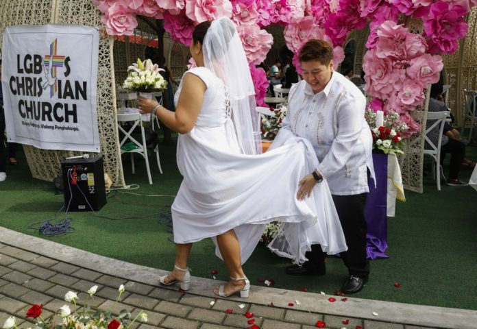 Filipiniečių pora ruošiasi masinėms LGBT vestuvėms / EPA nuotr.