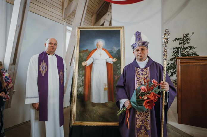 Šv. Jono Pauliaus II paveikslas ir Telšių vyskupas Algirdas Jurevičius / Telšių vyskupijos nuotr.