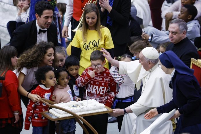 Popiežius Pranciškus su vaikais per savo 86-ąjį gimtadienį / EPA nuotr.
