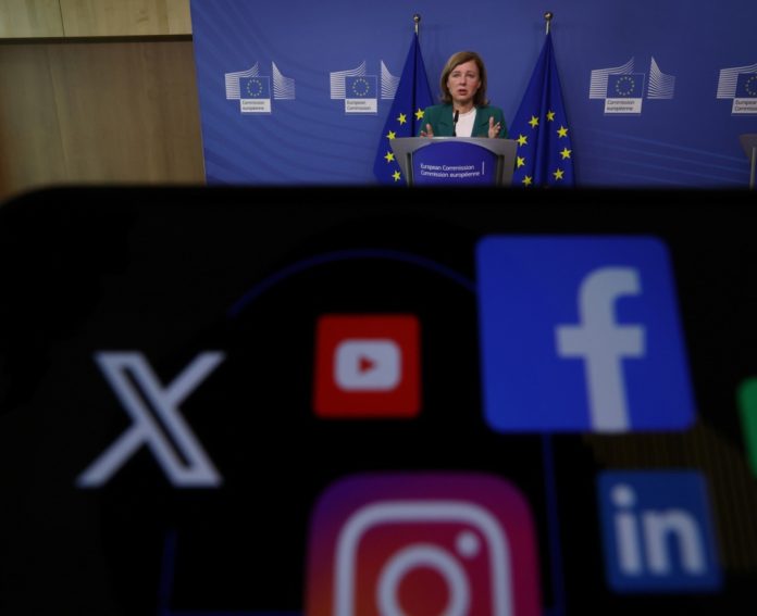 Socialinės žiniasklaidos platformų logotipai rodomi Europos Komisijos pirmininko pavaduotojai Vertybių ir skaidrumo klausimais Verai Jourovai dalyvaujant spaudos konferencijoje, skirtoje pagrindinių interneto platformų ataskaitoms apie jų įsipareigojimus pagal Dezinformacijos praktikos kodeksą (Briuselis, Belgija) 2023 m. rugsėjo 26 d. / EPA nuotr.
