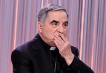 Kardinolas Angelo Becciu Italijos televizijos laidoje / EPA nuotr.