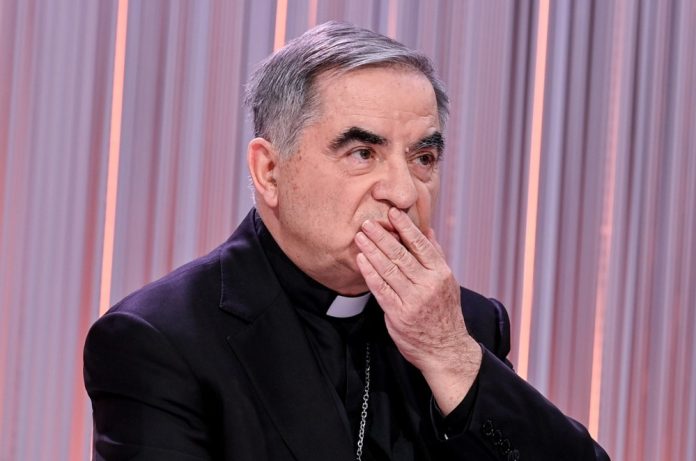 Kardinolas Angelo Becciu Italijos televizijos laidoje / EPA nuotr.
