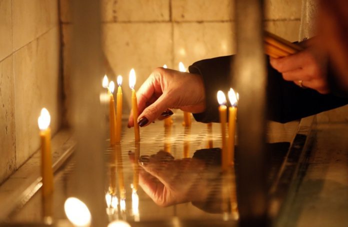 Irano krikščionė uždega žvakę / EPA nuotr.