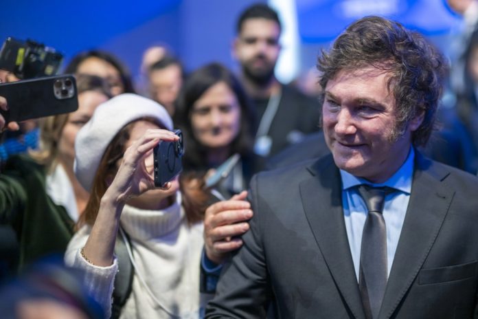 Naujasis Argentinos prezidentas libertaras Javieras Milei Davoso forume / EPA nuotr.