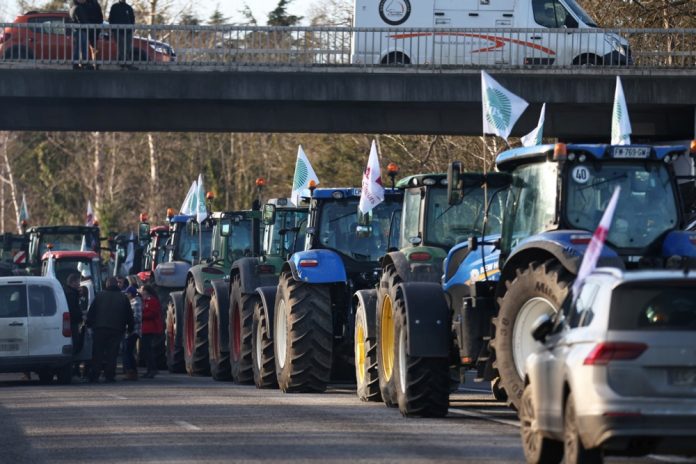 Ūkininkų blokada šalia Paryžiaus esančiame greitkelyje / EPA nuotr.