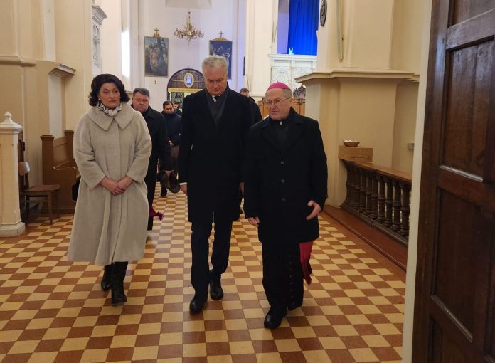ietuvos Respublikos Prezidentas Gitanas Nausėda (centre) su žmona Kaišiadorių katedroje / Kaišiadorių vyskupijos nuotr.