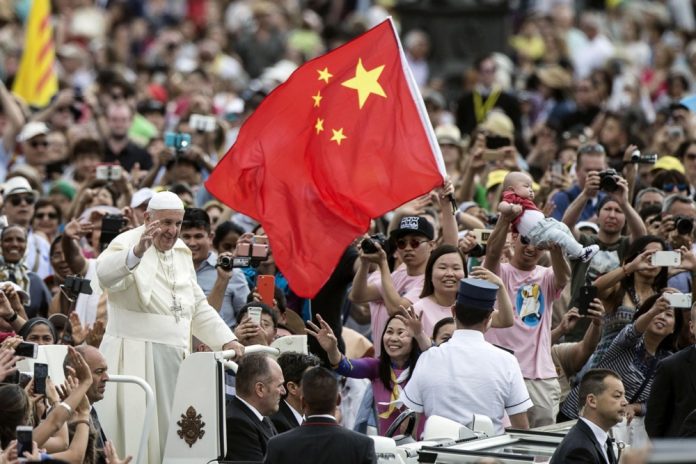 Popiežius Pranciškus ir Kinijos vėliava / EPA nuotr.