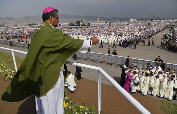 Peru vyskupas atvykstant popiežiaus Pranciškaus 2018 m. / EPA nuotr.