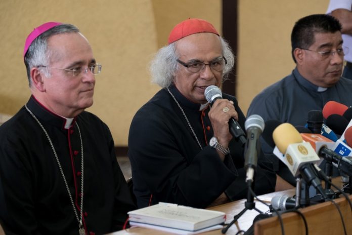 Managvos (Nikaragva) arkivyskupas kardinolas Leopoldo Brenesas (centre) / EPA nuotr.