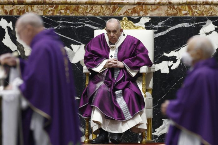 Popiežius Pranciškus Pelenų trečiadienio Mišiose Šv. Petro bazilikoje Vatikane / EPA nuotr.