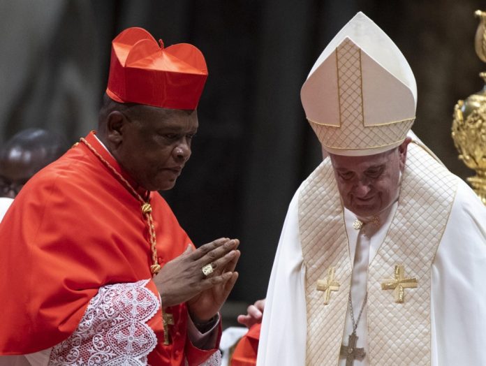 Popiežius Pranciškus (dešinėje) ir kardinolas Fridolin Ambongo Besungu (kairėje) / EPA nuotr.