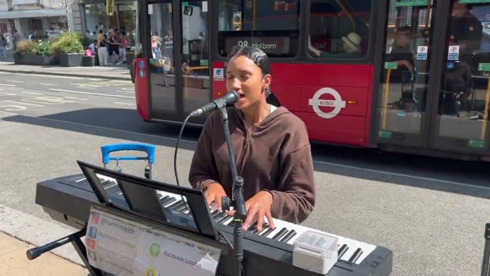 JK dainininkė Harmonie London / Youtube stop kadras