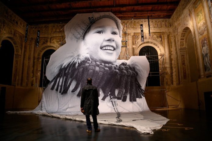 Lankytojas apžiūrinėja instaliaciją Ukrainos paviljone 59-ojoje tarptautinėje meno parodoje Venecijoje, Italijoje, 2022 m. balandžio 22 d. / EPA nuotr.
