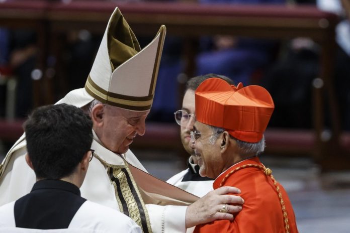 Indijos kardinolas Filipe Neri Antonio Sebastiao do Rosaário Ferrao (dešinėje) ir popiežius Pranciškus / EPA nuotr.