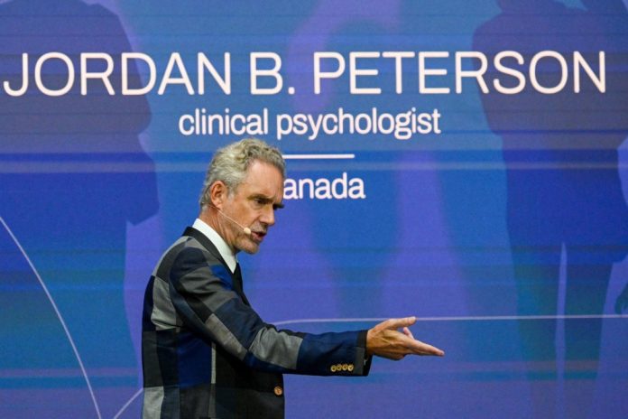 Kanados klinikinis psichologas ir rašytojas Jordanas B. Petersonas sako pagrindinę kalbą 2023 m. rugsėjo 14 d. Budapešto vaizduojamųjų menų muziejuje (Vengrija) / EPA nuotr.