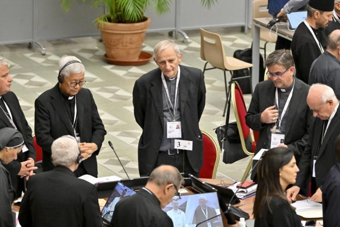 Dalyviai renkasi Pauliaus VI salėje į 16-ąją Vyskupų sinodo generalinę asamblėją Vatikane, 2023 m. spalio 09 d. / EPA nuotr.