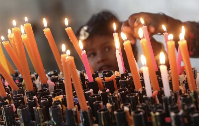 Žvakės Bengalūro bažnyčioje Indijoje / EPA nuotr.