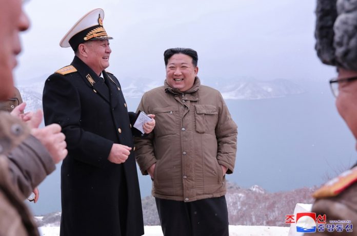 Šiaurės Korėjos lyderis Kim Jong Unas (centre) / EPA nuotr.