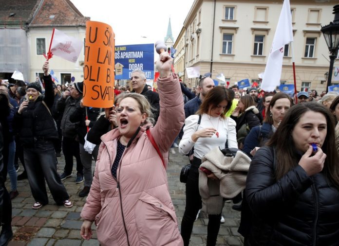 Kroatijos švietimo darbuotojai proteste Zagrebe / EPA nuotr.