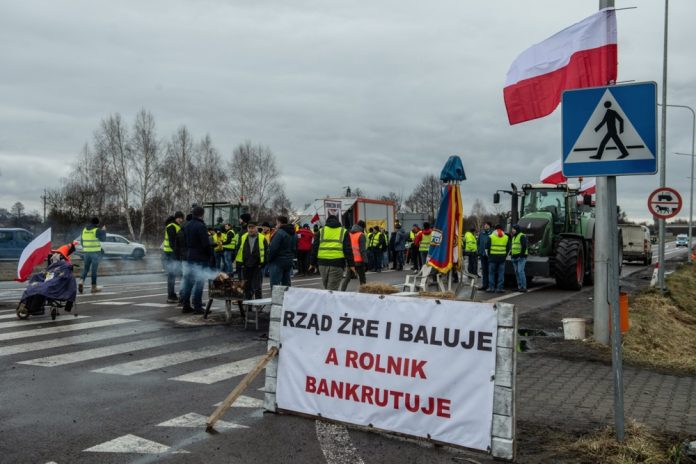 Lenkijos ūkininkai blokuoja gatvę per protestą prie Lenkijos ir Ukrainos sienos Dorohuske, pietryčių Lenkijoje / EPA nuotr.