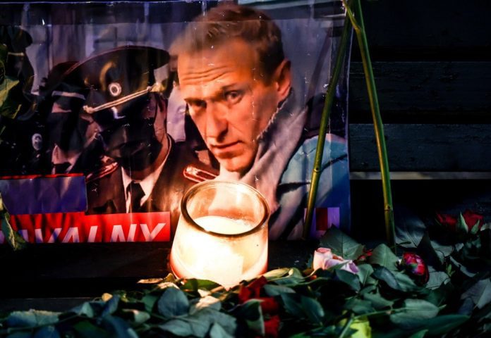 Rusijos opozicijos lyderio Aleksejaus Navalno portretas tarp gėlių ir žvakių prie Rusijos ambasados Berlyne, Vokietijoje, 2024 m. vasario 24 d. / EPA nuotr.