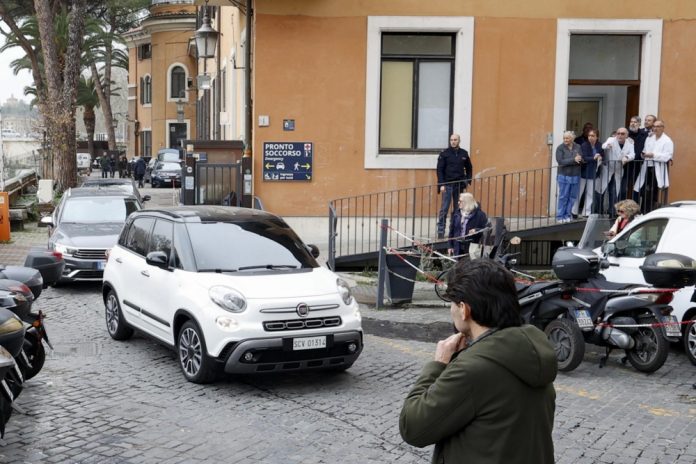 Italijos žurnalistai šalia popiežių Pranciškų vežančio automobilio / EPA nuotr.