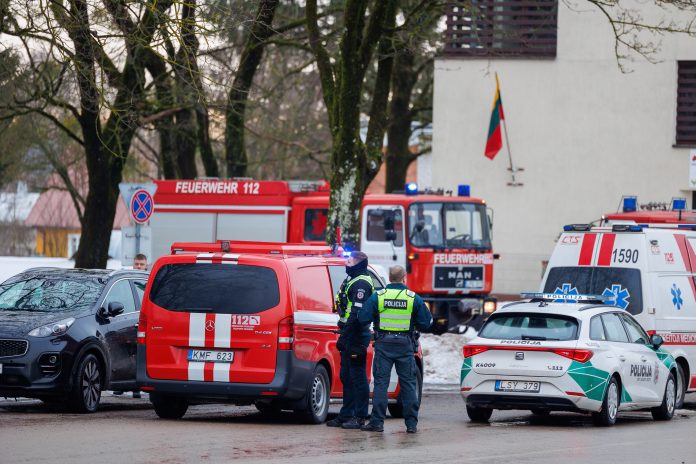 Policijos pareigūnai ir ugniagesiai gelbėtojai / BNS nuotr.