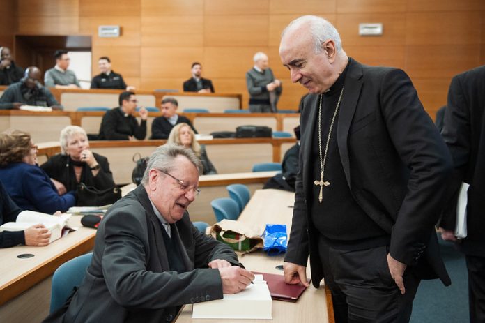 Popiežiškosios teologijos akademijos prezidentas vyskupas Antonio Staglianò (dešinėje) / EPA nuotr.