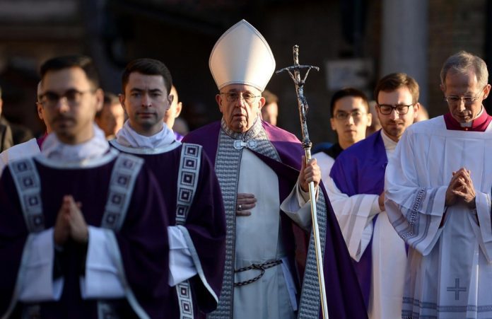 Popiežius Pranciškus vadovauja Pelenų trečiadienio procesijai /EPA nuotr.