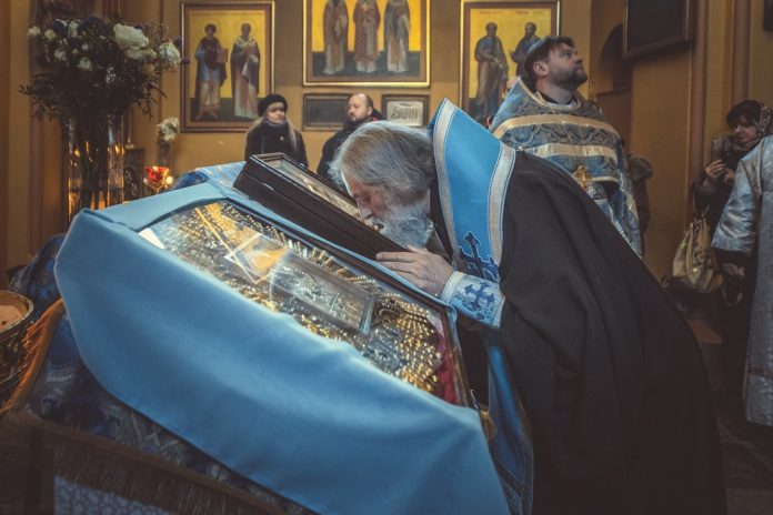 Vilniaus ir Lietuvos metropolitas Inokentijus meldėsi kartu su karo pabėgėliais iš Ukrainos