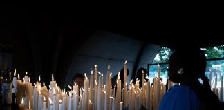 Žmonės dega žvakes per Mergelės Marijos Ėmimo į dangų šventę ir Prancūzijos nacionalinės piligrimystės 150-ąsias metines Lurde, pietvakarių Prancūzijoje, 2023 m. rugpjūčio 15 d. / EPA nuotr.