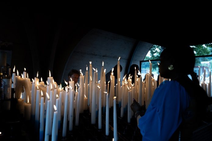 Žmonės dega žvakes per Mergelės Marijos Ėmimo į dangų šventę ir Prancūzijos nacionalinės piligrimystės 150-ąsias metines Lurde, pietvakarių Prancūzijoje, 2023 m. rugpjūčio 15 d. / EPA nuotr.