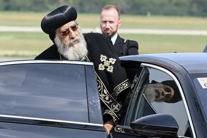 Koptų Ortodoksų Bažnyčios vadovas, Aleksandrijos popiežius Tawadrosas II (kairėje) lipa į automobilį po atvykimo į Ferenco Liszto tarptautinį oro uostą Budapešte (Vengrija) / EPA nuotr.