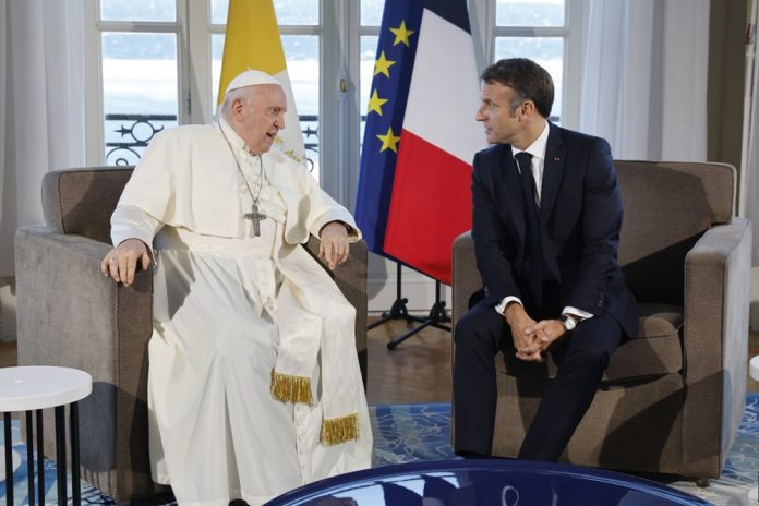 Popiežius Pranciškus ir Prancūzijos prezidentas Emmanuelis Macronas / EPA nuotr.