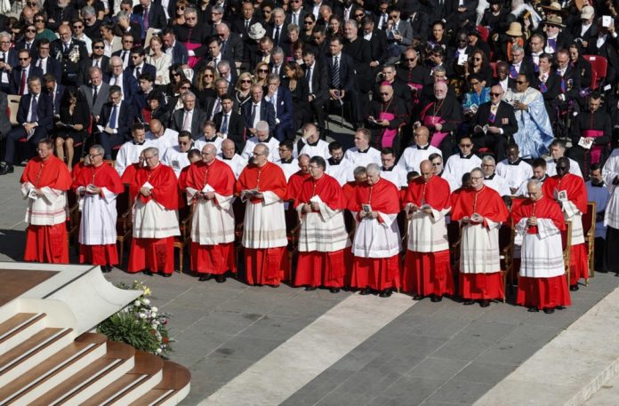 Nauji kardinolai per konsistorijos ceremoniją Šventojo Petro aikštėje, Vatikane, 2023 m. rugsėjo 30 d., kai popiežius paskyrė 21 naują kardinolą / EPA nuotr.
