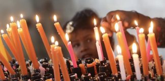 Indijos krikščionys po rytinių Kalėdų maldų Kūdikėlio Jėzaus bažnyčioje Bengalūre, Indijoje, 2023 m. gruodžio 25 d. / EPA nuotr.