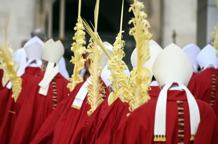 Kardinolai Verbų procesijoje / EPA nuotr.