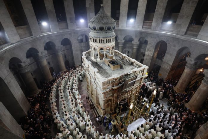 Katalikų dvasininkai dalyvauja kojų plovimo ceremonijoje per Didįjį ketvirtadienį Šventojo kapo bažnyčioje Jeruzalės senamiestyje, 2024 m. kovo 28 d. / EPA nuotr.