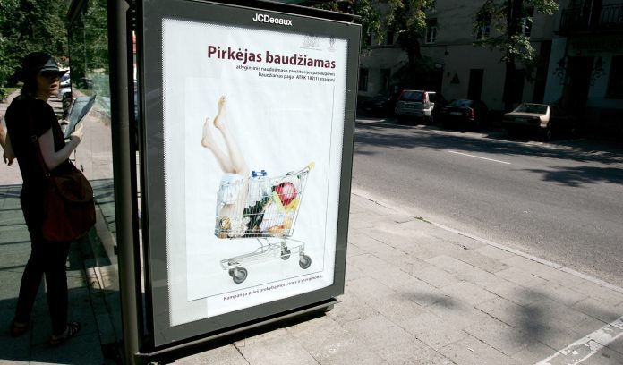 Plakatas, įspėjantis apie perkančių prostitučių paslaugas atsakomybę / BNS nuotr.