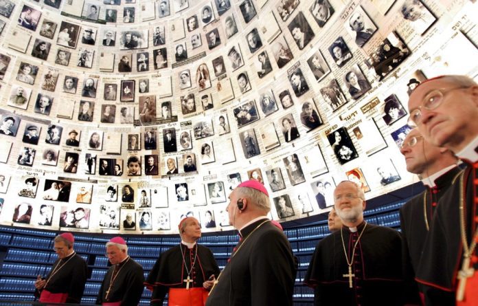 Austrijos vyskupai viename iš Izraelio muziejų / EPA nuotr.